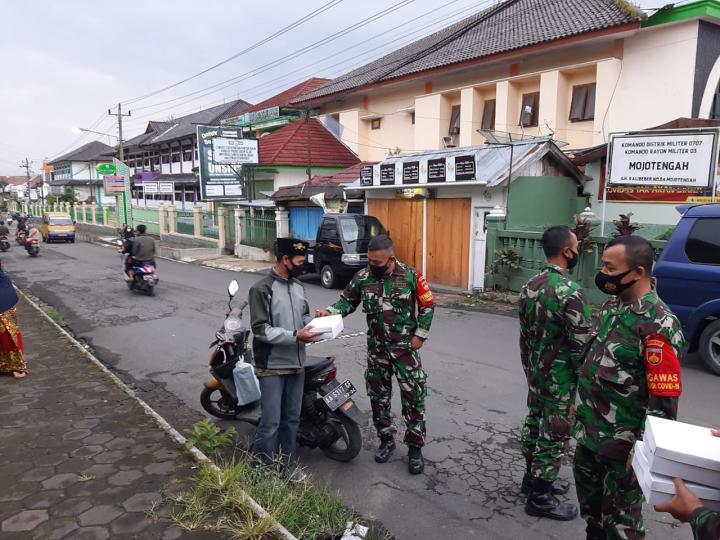 Babinsa Koramil 03/Mojotengah Bagikan Nasi Box Kepada Warga Tidak Mampu